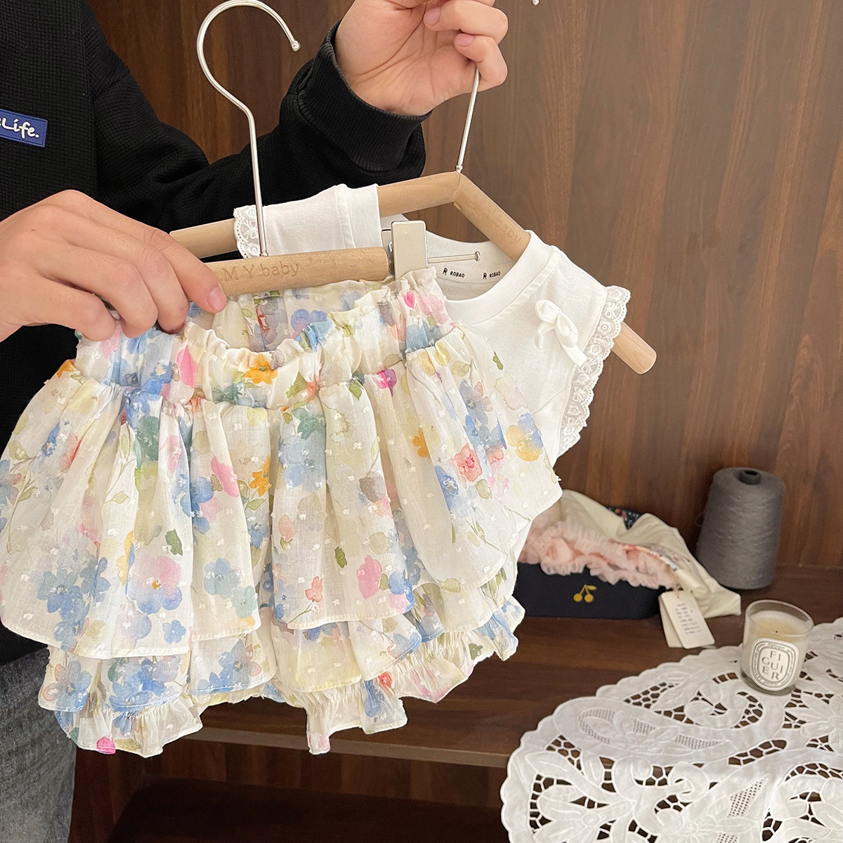 女宝宝洋气水彩印花短裤女婴儿夏季透气薄款纱棉女童大PP蛋糕裙裤