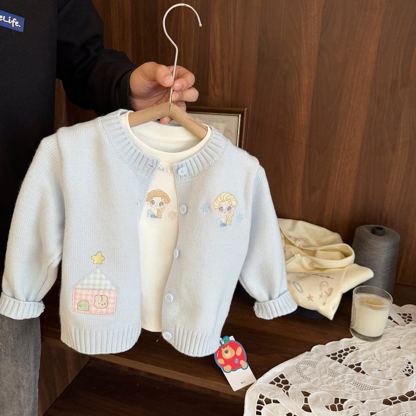 女宝宝卡通刺绣针织开衫女婴儿秋装2026新款女童加厚糯软毛衣外套