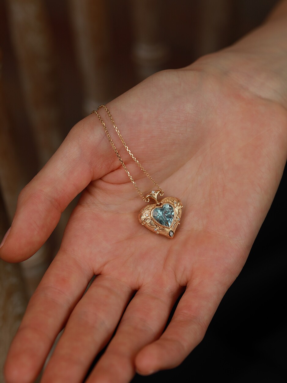 Elegant 18K Gold Natural Aquamarine Heart Pendant - Product image 2
