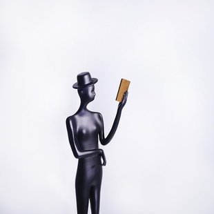 金属雕塑人物看书大摆件样板房间玄关书房博古架软装饰品桌面摆i.