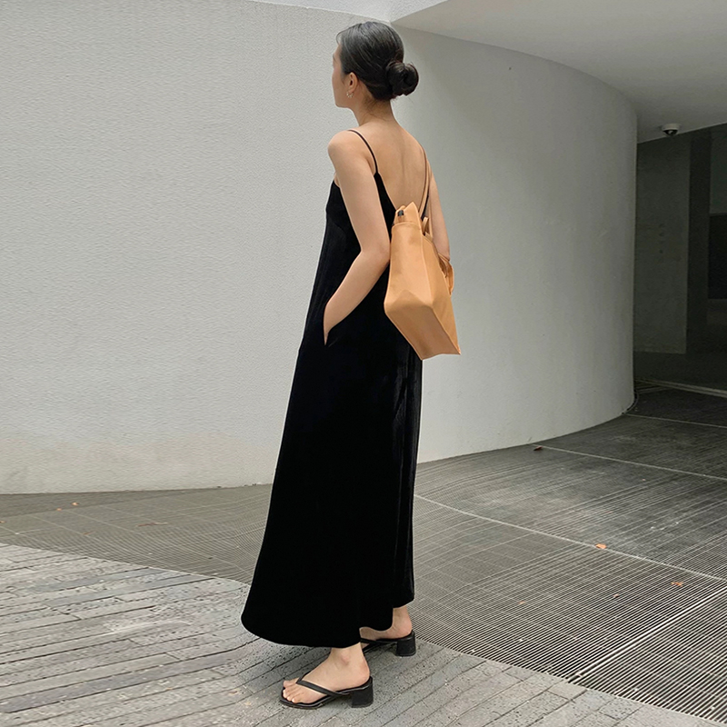 露背吊带背心长裙黑色丝绒连衣裙
