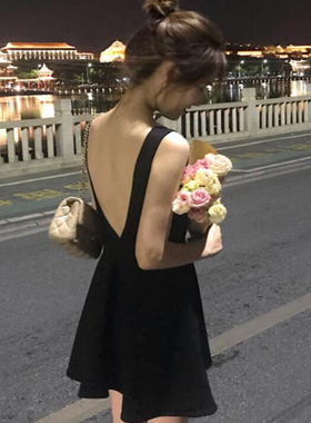 吊带连衣裙夏收腰短裙性感露背A字小黑裙轻熟风大码胖M设计感裙子