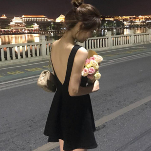 吊带连衣裙夏收腰短裙性感露背A字小黑裙轻熟风大码胖M设计感裙子