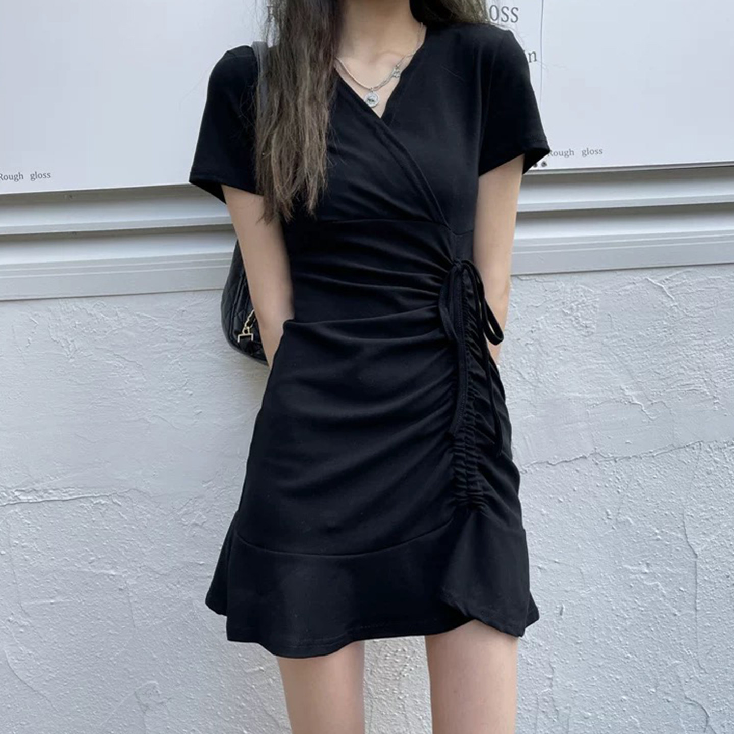 黑色短袖连衣裙夏v领性感收腰大码遮肉抽绳设计感鱼尾打底小黑裙