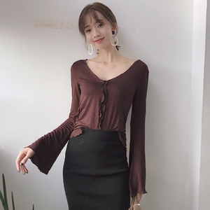 港味V领t恤女秋新款喇叭袖上衣超火大码女装修身衣服木耳边打底衫