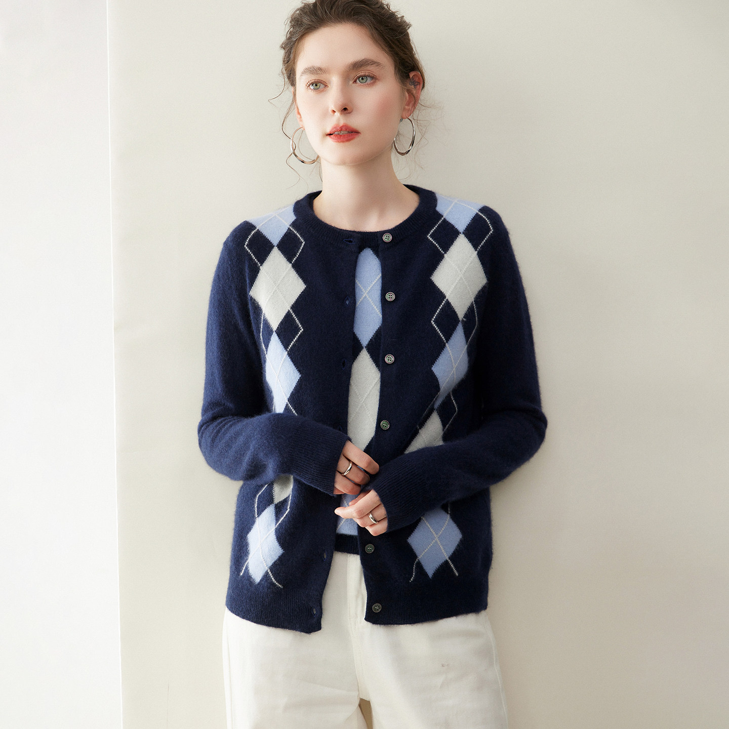 2025秋冬季新款经典羊绒衫女圆领菱形格提花针织开衫毛衣外套上衣,女装/女士精品,羊绒衫,淘宝优惠券,粉丝福利购,淘宝优惠卷