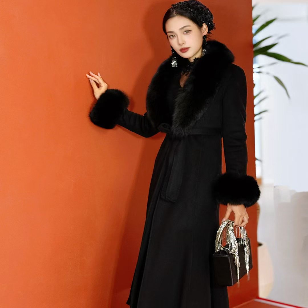 高端品质大气狐狸毛领羊绒大衣