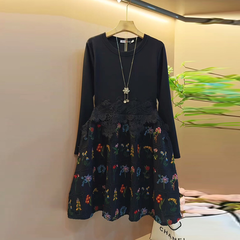 2025秋季新款时尚百搭收腰重工刺绣显瘦连衣裙胖mm洋气大码女装潮