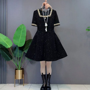 赫本风小黑裙大码方领重工花边连衣裙女装夏季亮晶晶百搭钉珠亮片