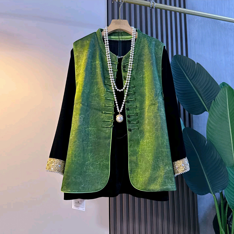 时尚中式提花马甲搭配丝绒钉珠衫