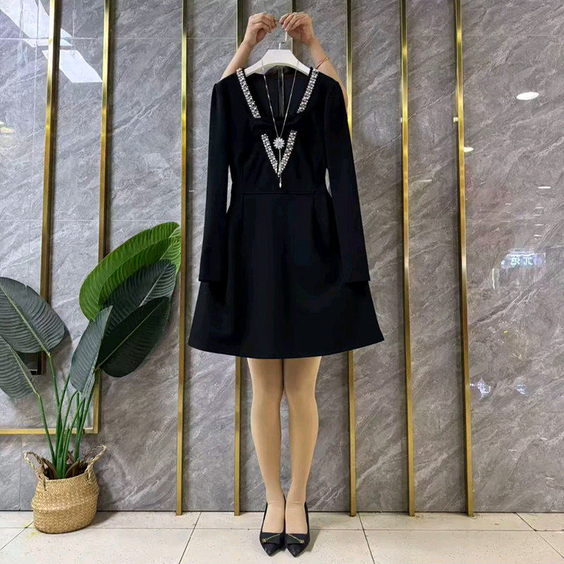 胖MM显瘦V领钉珠连衣裙2026春季新款蝴蝶结黑裙遮肉大码女装裙子,女装/女士精品,大码连衣裙,淘宝优惠券,粉丝福利购,淘宝优惠卷