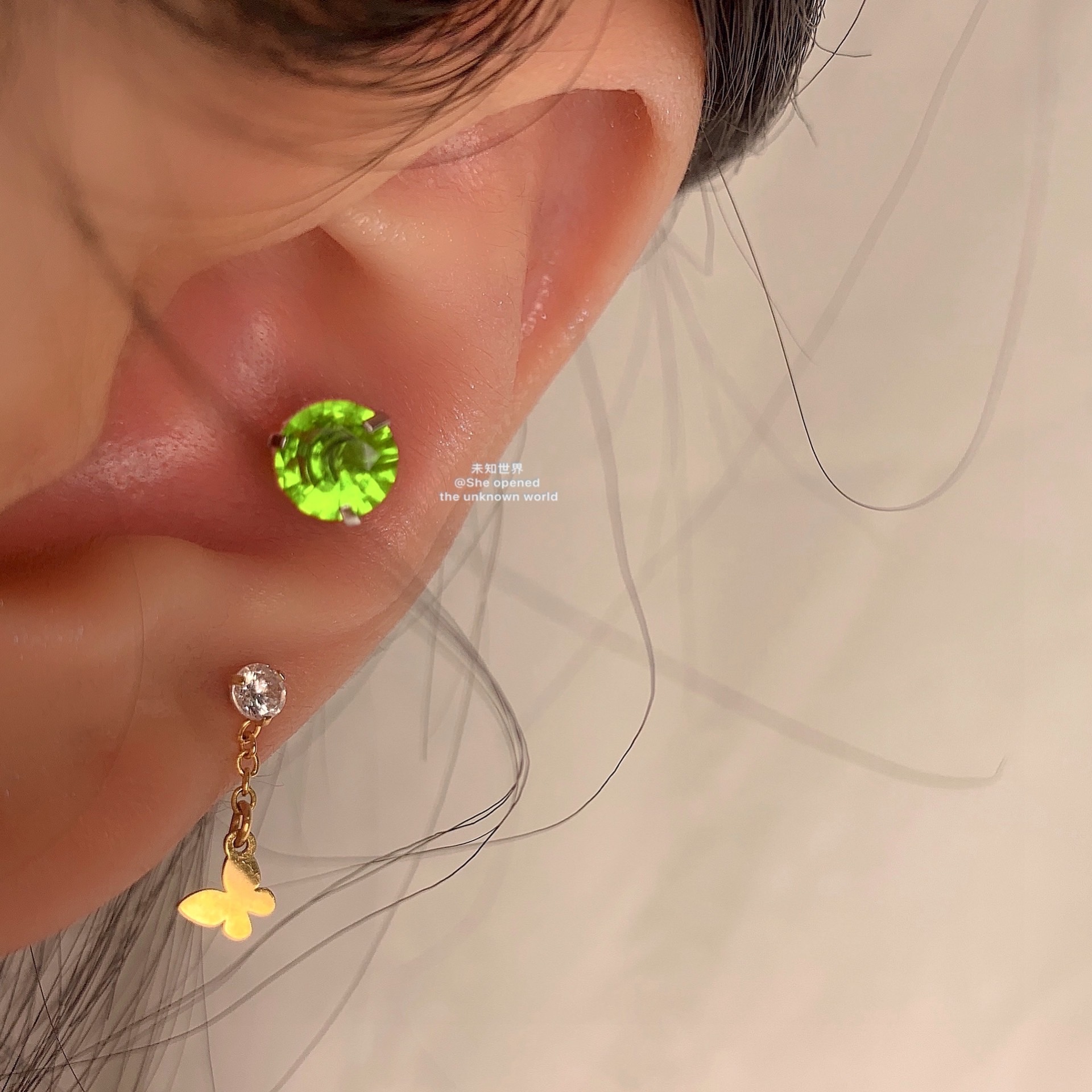 小清新橄榄绿水钻钛钢耳骨钉耳饰