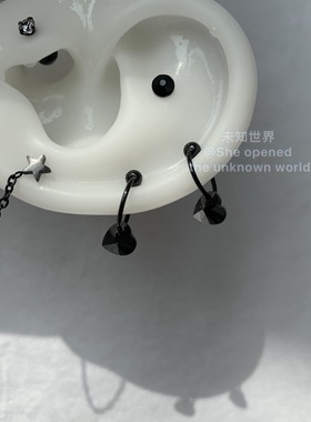 黑色耳环爱心耳圈2025年新款潮原创设计钛钢耳骨钉黑桃心耳环亚比