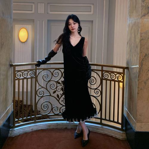 Newopen25冬年会聚会法式赫本风气质长裙v领无袖丝绒小黑裙连衣裙