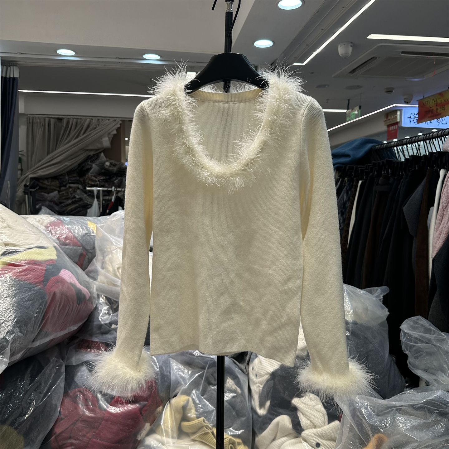 拼接羽毛时尚U领羊毛针织衫女