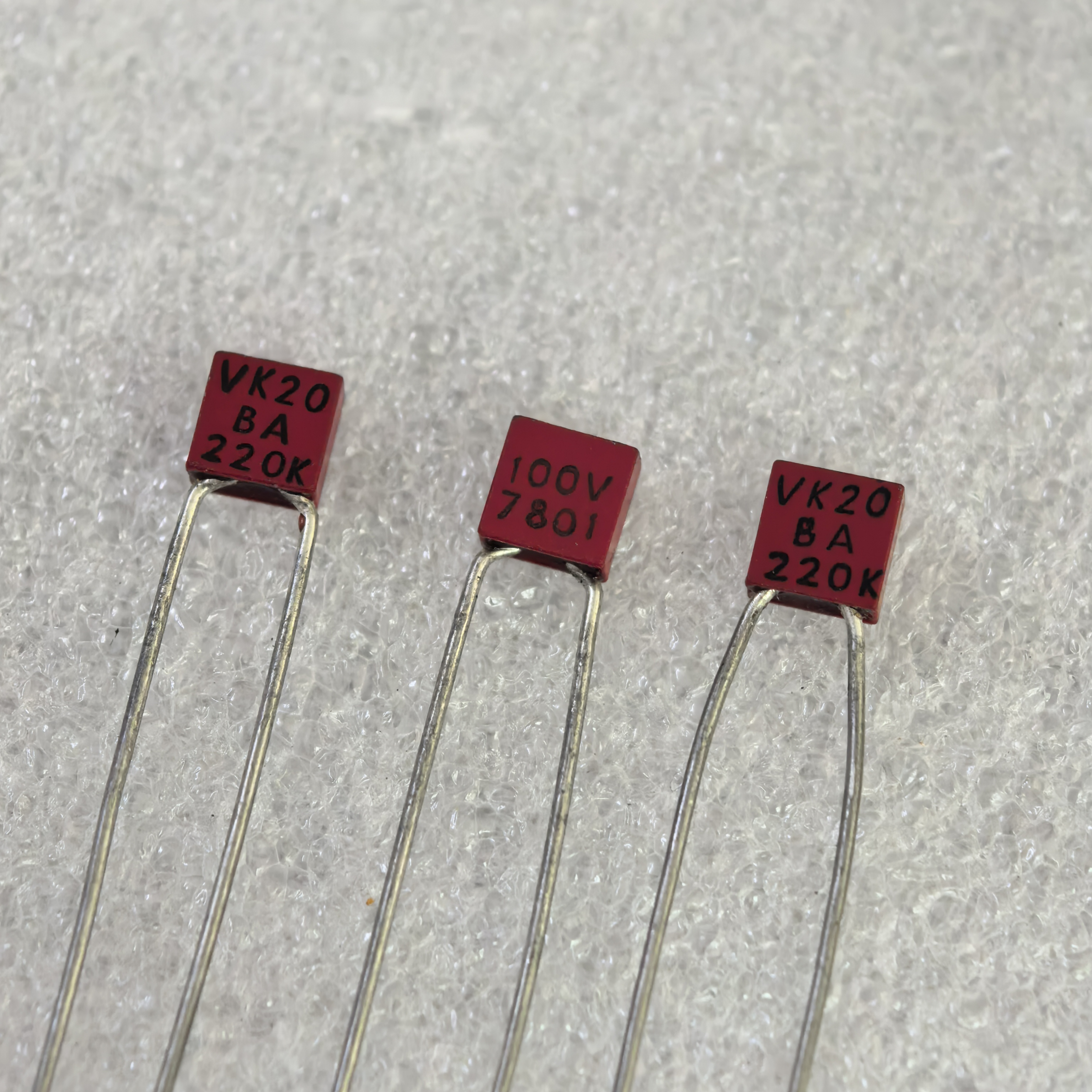 美国AVX 15PF 22PF 82PF 100PF 200V 高耐温多层陶瓷独石电容