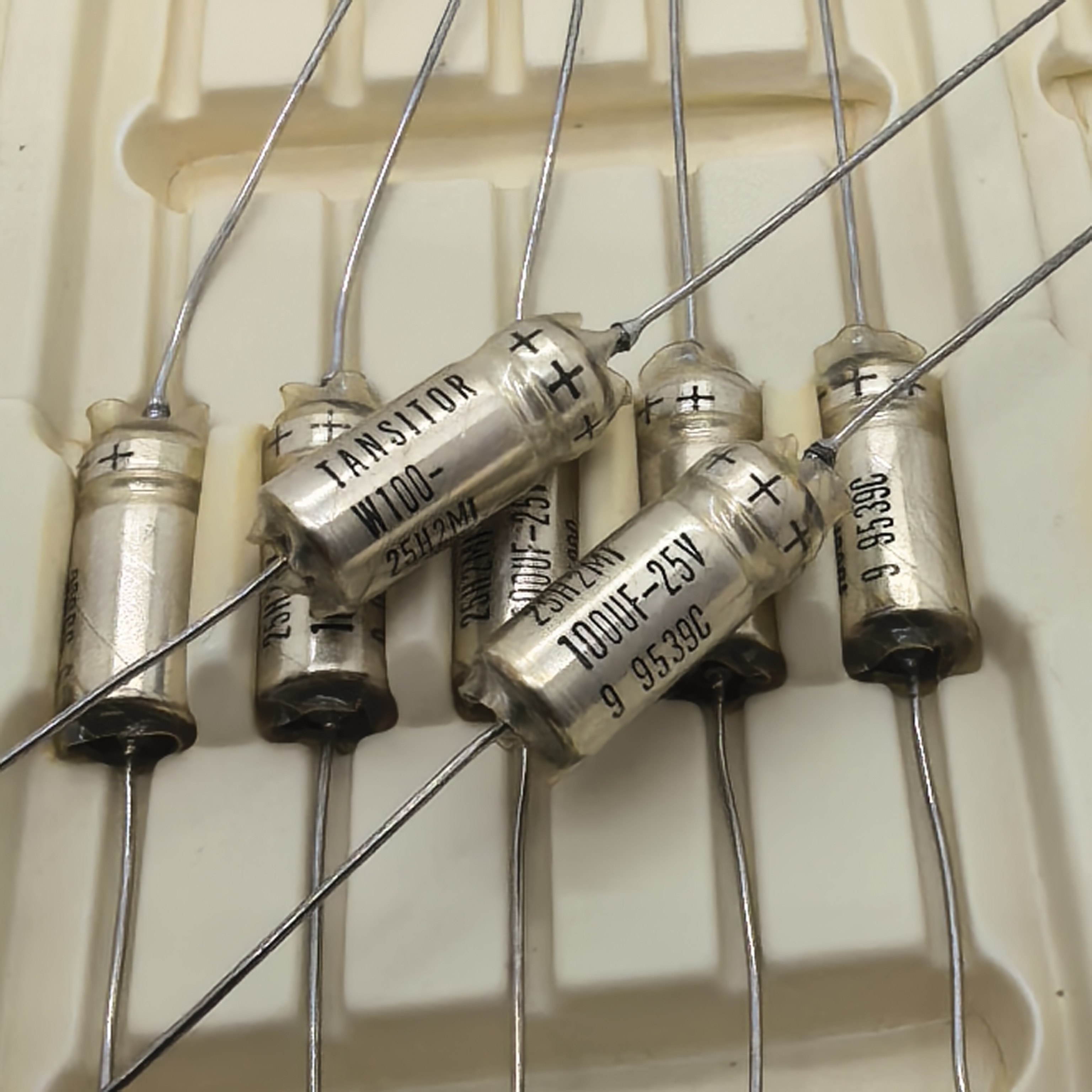 美国 Tansitor / Vishay威士 100UF 25V 早期银壳液态银油钽电容