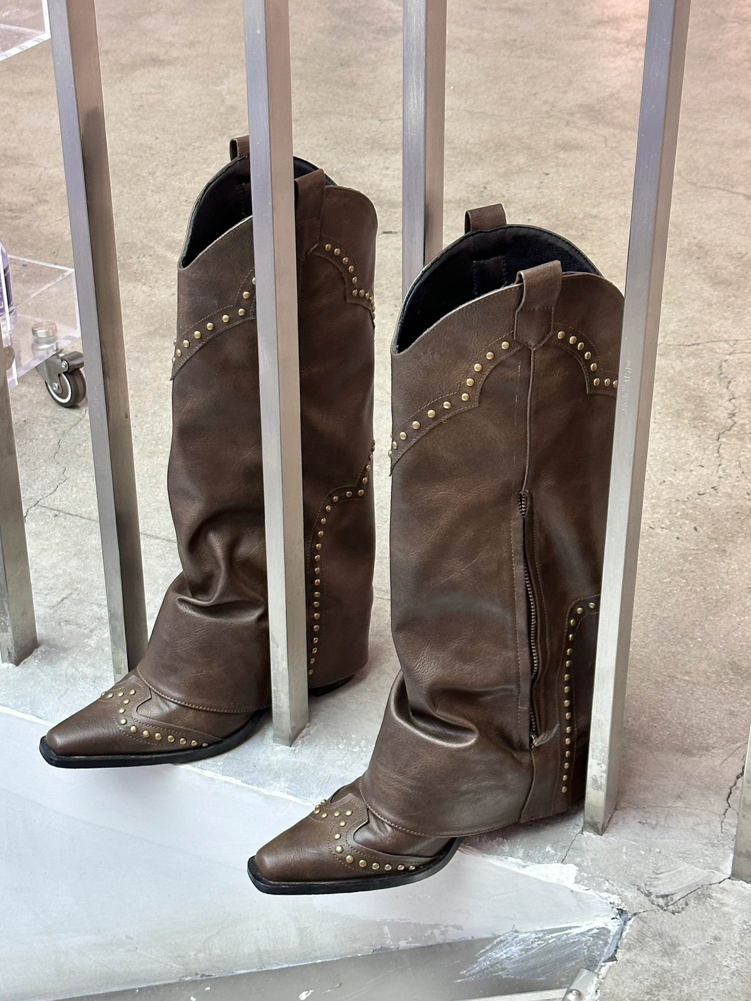 여성을위한 리벳 서부 카우보이 부츠 2024 새로운 스타일 다목적 두꺼운 뒤꿈치 바지 부츠 패션 부츠 무릎 부츠 위의 높은 부츠