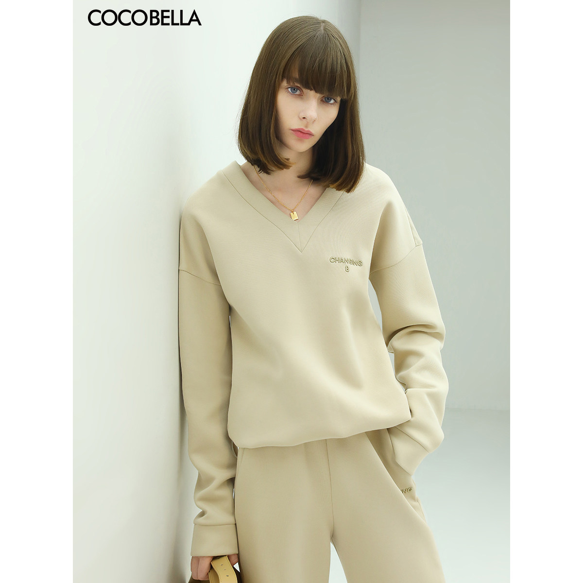 【3件5折】cocobella立体字母刺绣简约v领卫衣休闲空气层上衣se28