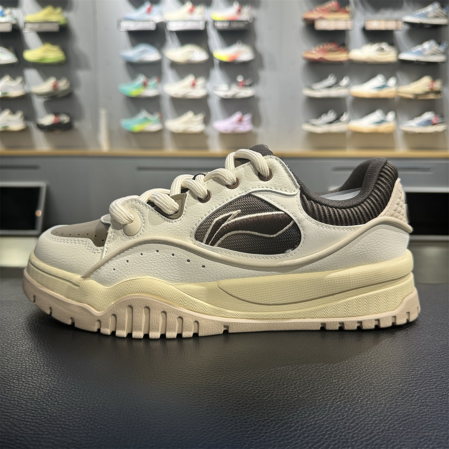 李宁休闲鞋男子2025冬季新款布偶运动生活经典面包鞋板鞋AGCV463