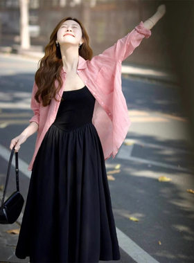 韩系通勤风穿搭一整套黑色收腰吊带连衣裙女学生搭配粉色防晒衬衫