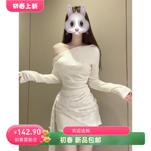 法式纯欲风一字领露肩连衣裙女秋季修身显瘦抽绳露肩短款包臀裙子