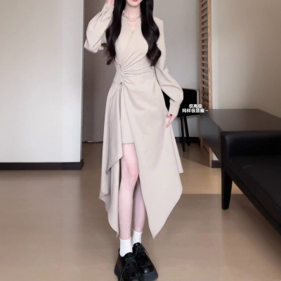 法式复古V领长袖长袖连衣裙女早秋新款设计感不规则收腰开叉a字裙