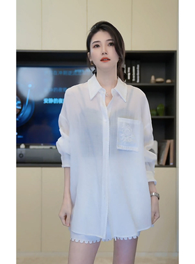 小乖逃翻领苎麻白色衬衣 花朵流苏单口袋本白色衬衫 S25233
