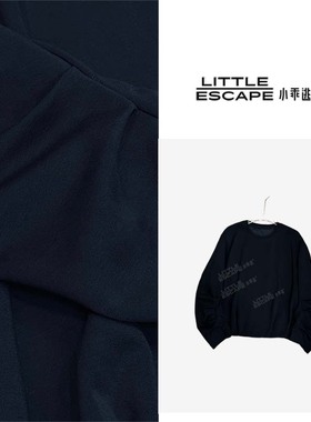 小乖逃大版黑黑色卫衣收腰手臂捏褶百搭保暖压褶袖圆领款N95099