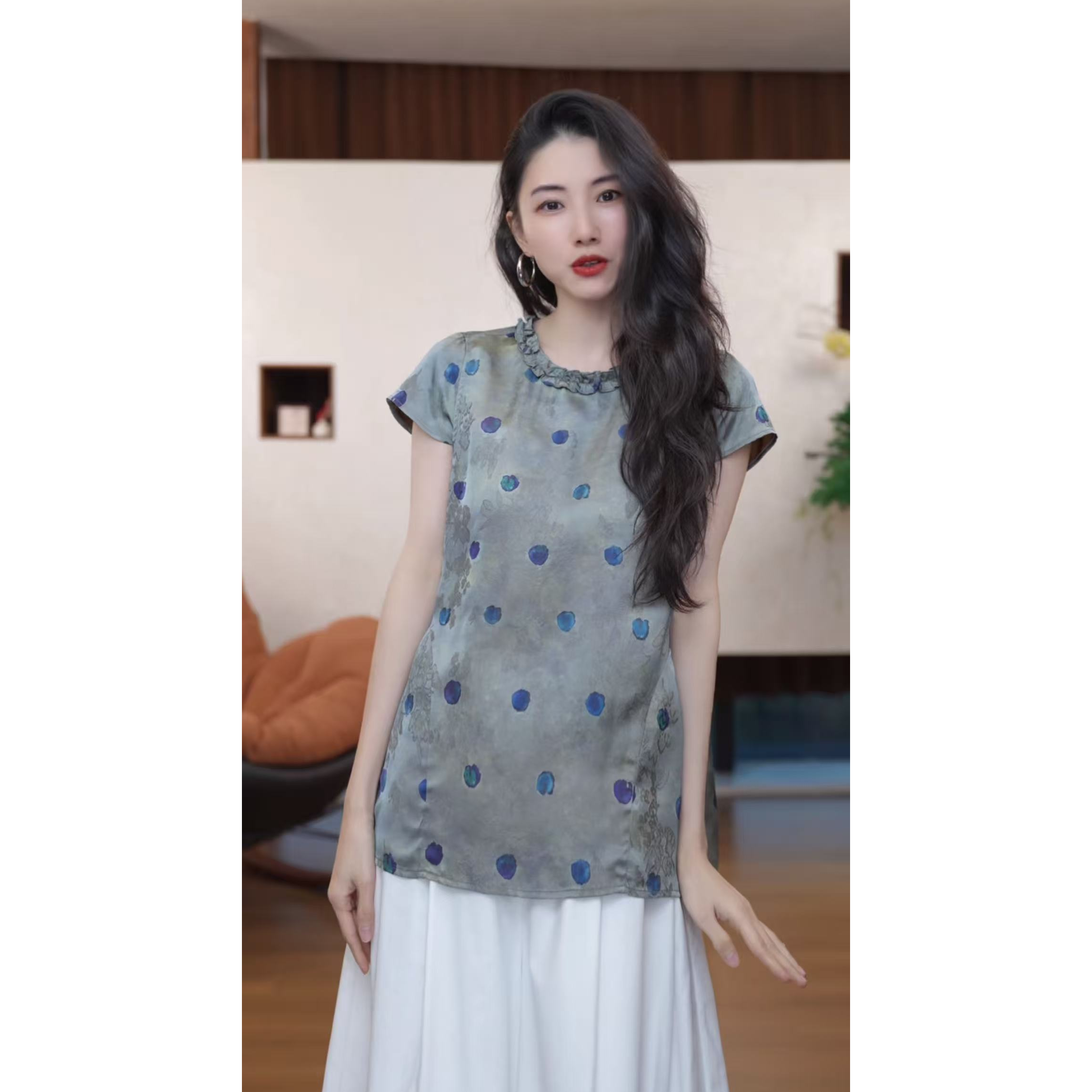 小乖逃灰色暗纹蓝波点短袖上衣木耳边圆领后扣垂顺宽松衬衫M9986图片