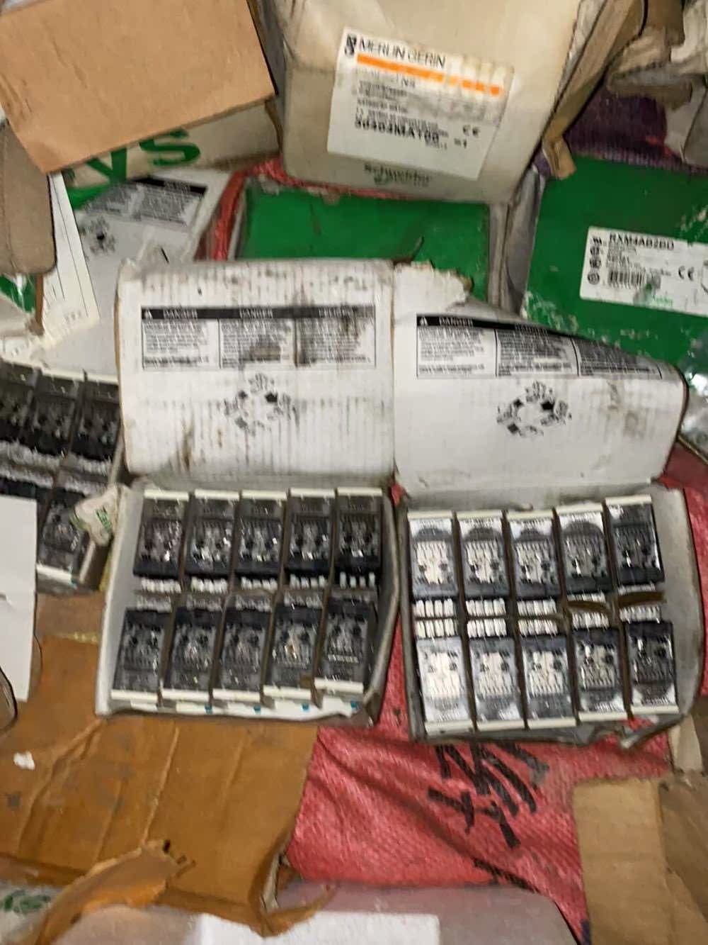 施耐德小继电器RXM4AB2BD,未使用,仓库剩余,5盒-议价