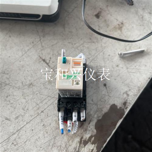 施耐德RXM4AB2BD继电器,底座型号RXZE1M4C,一