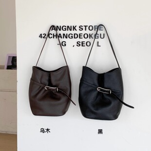 头层牛皮水桶包hobo腋下包女极简百搭通勤单肩包松弛感斜挎托特包