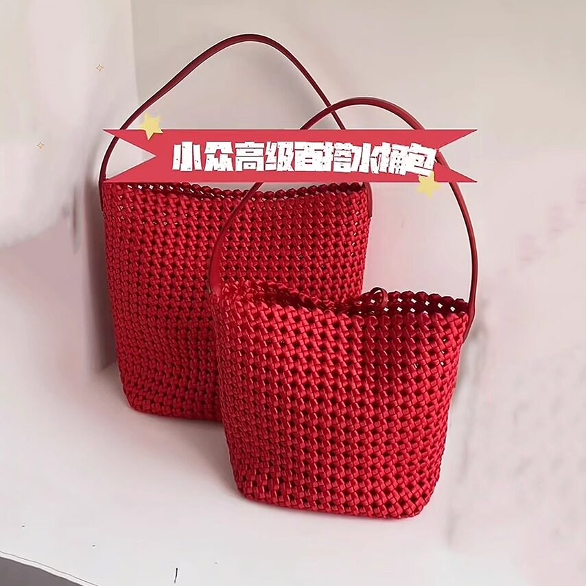 红色编织水桶包手提大容量托特包图片