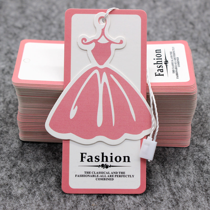 粉色裙子异形吊牌定做 亮膜铜版纸女装商标挂牌定做英文吊牌设计