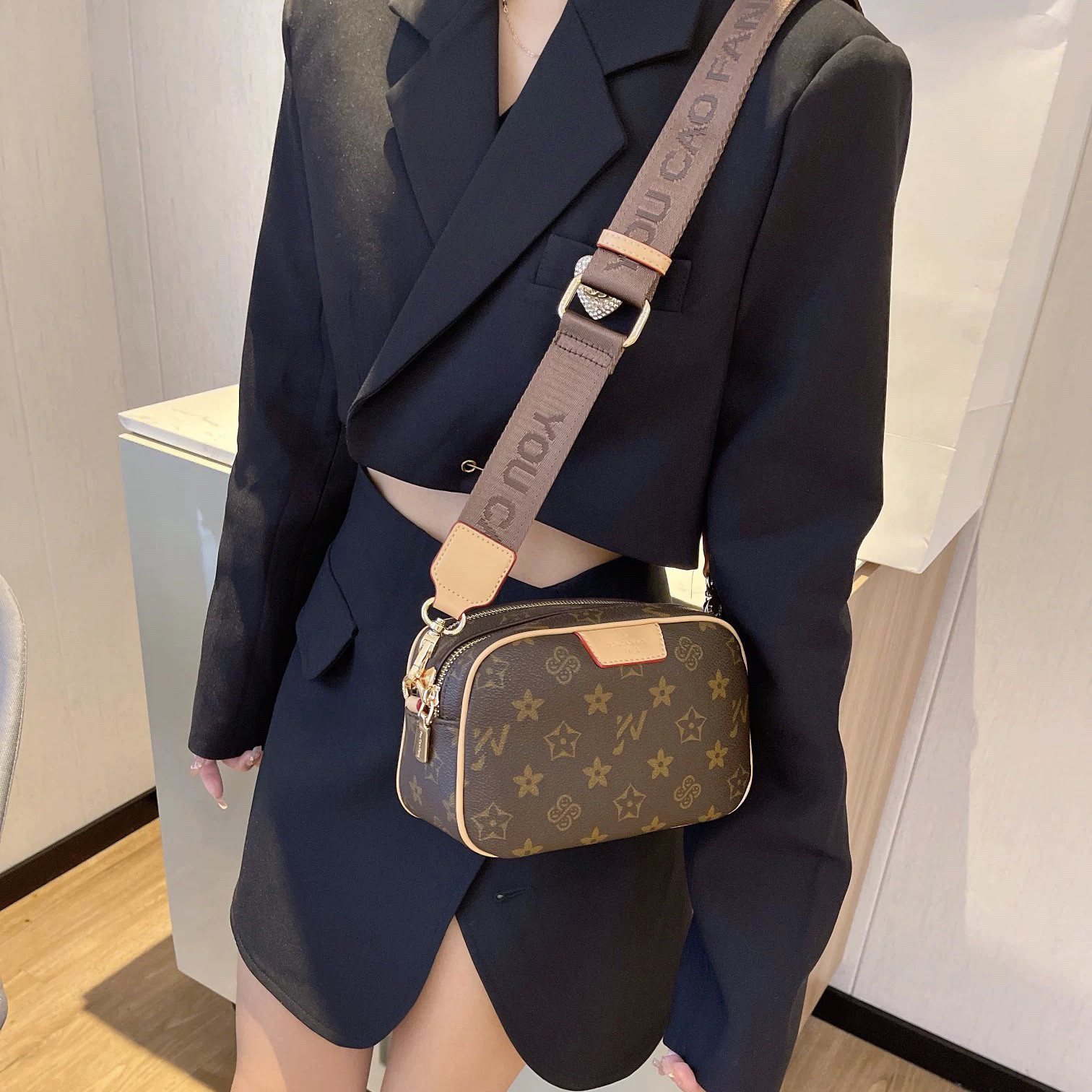迷你印花包包女2026新款时尚宽肩带老花相机包百搭单肩斜挎小包潮