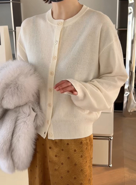妍西家 诗歌兰女装26春款61225百搭白色圆领韩系纽扣羊毛毛衣女