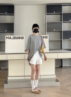 妍西家 诗歌兰女装26夏2630时尚灰色圆领短袖T恤宽松压皱可退换