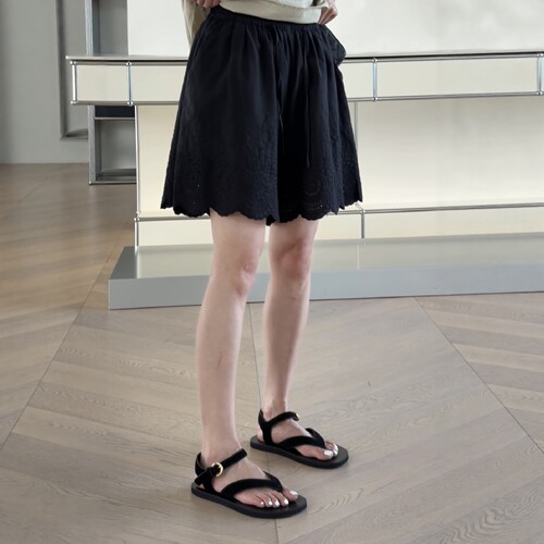 妍西家 诗歌兰女装26夏2702时尚黑色松紧腰抽绳钩花短裤宽松可退