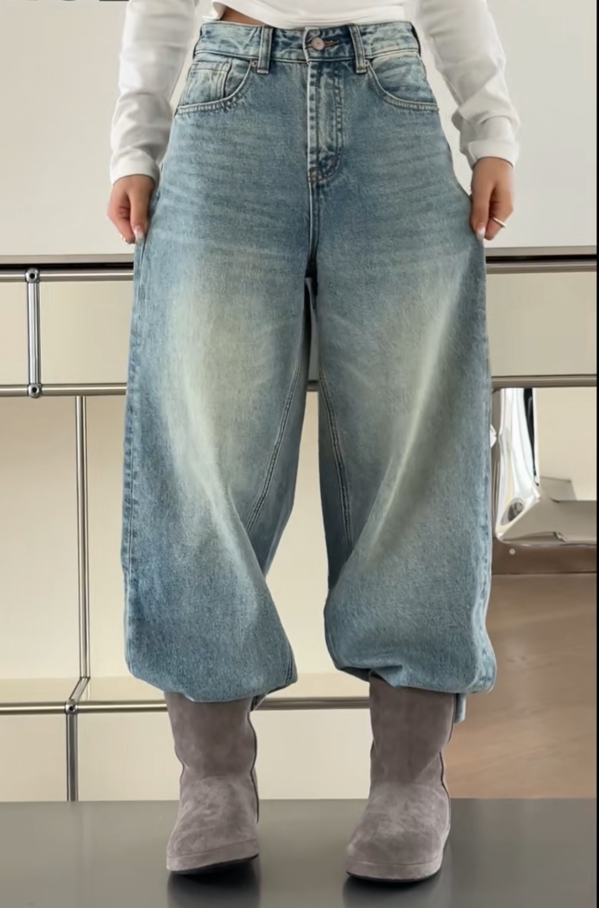 妍西家 诗歌兰女装25冬款18063时尚浅蓝色直筒显瘦加绒口袋牛仔裤