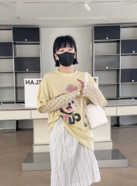 妍西家 诗歌兰女装26夏76333时尚浅黄色拼接网纱长袖狗狗T恤可退