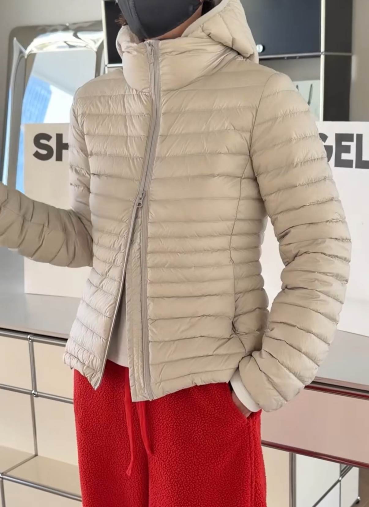 妍西家 诗歌兰女装25冬款03282气质米杏色连帽排骨收腰显瘦羽绒服