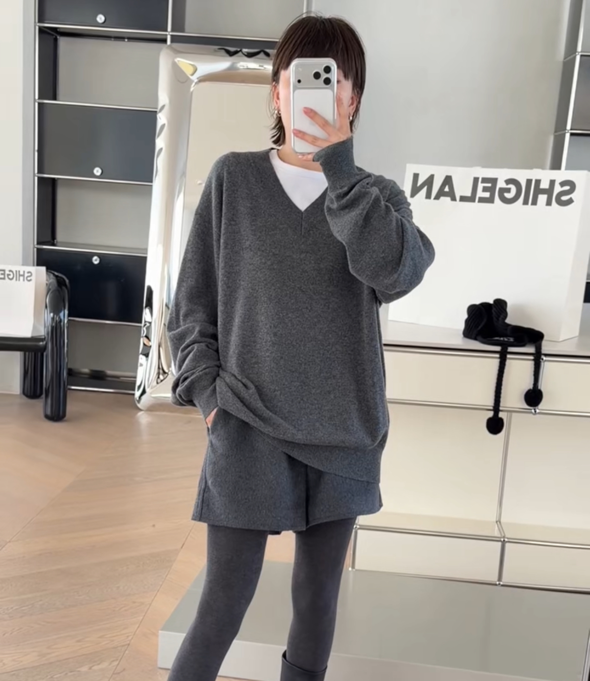 妍西家 诗歌兰女装25秋冬款25048时尚灰色V领极简风羊毛毛衣女