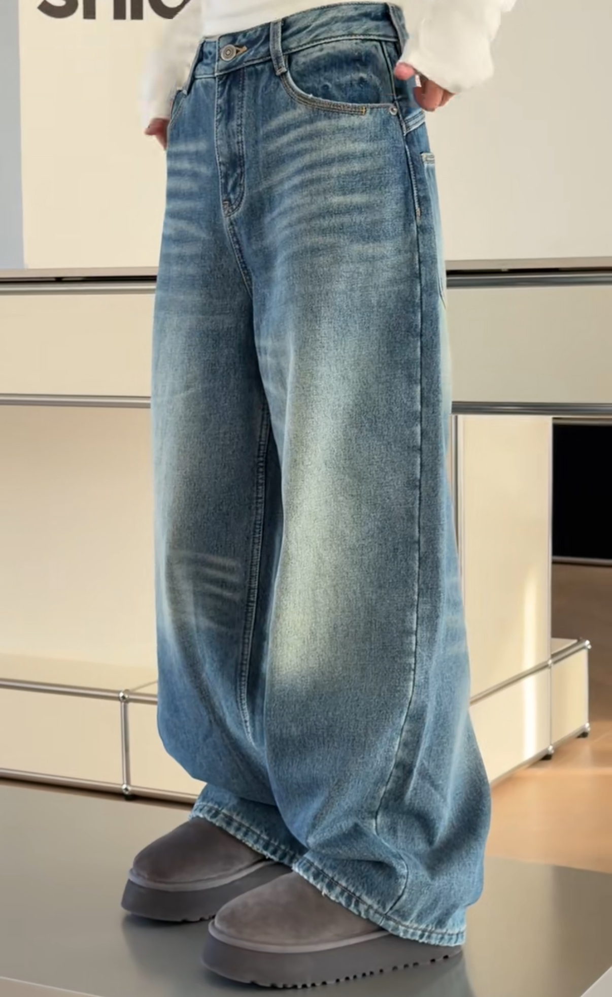 妍西家 诗歌兰女装25冬款18063时尚气质浅蓝色磨破加绒直筒牛仔裤