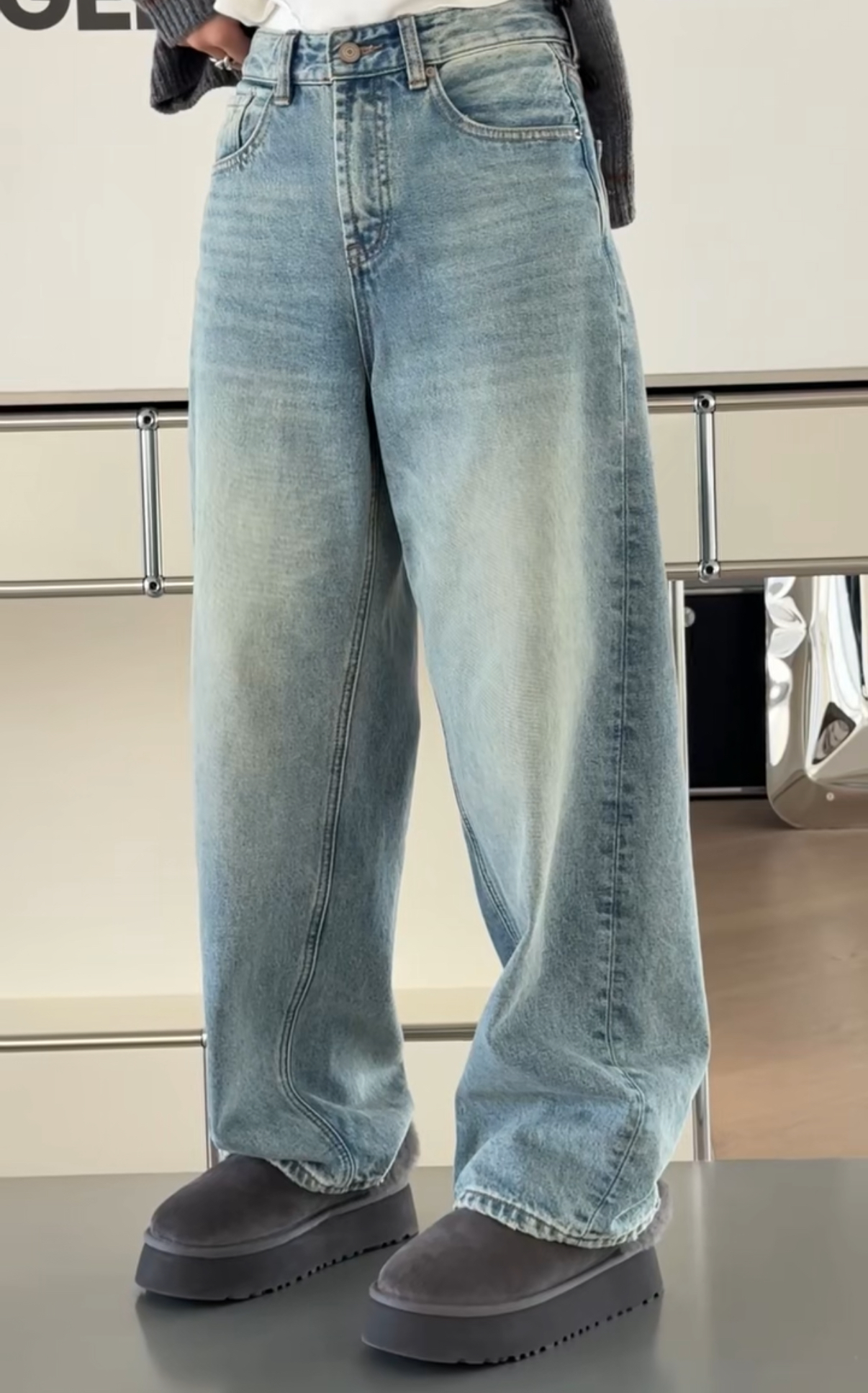 妍西家 诗歌兰女装25冬款18063百搭浅蓝色加绒直筒加绒磨破牛仔裤