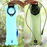 На открытом воздухе бутылка с водой спорт езда на открытом воздухе