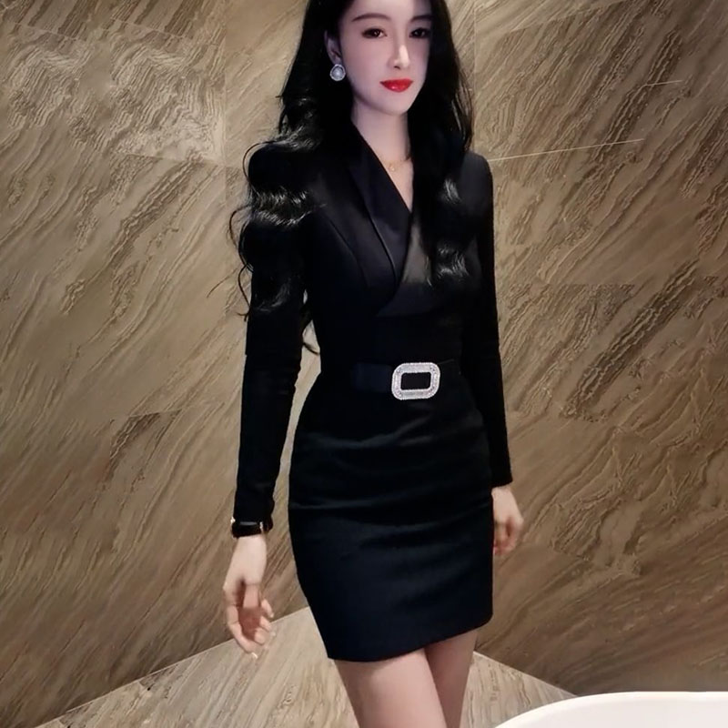 法式小个子收腰v领包臀小黑裙秋装微胖mm大码修身轻奢女士连衣裙