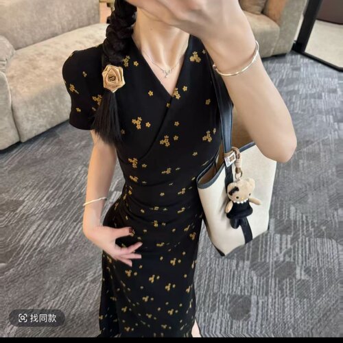 黑倩姐姐 高级法式碎花元素V字领收腰显瘦连衣裙夏季修身连衣裙