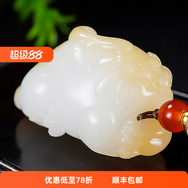新疆大师张亚龙作品和田玉且末料蜜糖羊脂白玉貔貅挂件30.96克