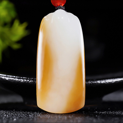 新疆大师张亚龙作品和田玉糖白玉且末金山料平安无事牌21.48克